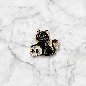 Pin de esmalte suave de gato negro y calavera: Pin de solapa de bruja