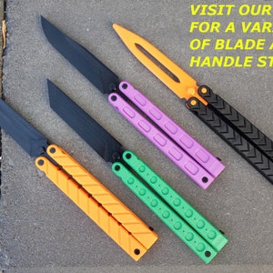 Puede incluir: Cuatro cuchillos mariposa diferentes con hojas negras y mangos coloridos. Los mangos son naranja, verde, morado y negro. VISITA NUESTRA TIENDA PARA UNA VARIEDAD DE ESTILOS DE HOJAS Y MANGO