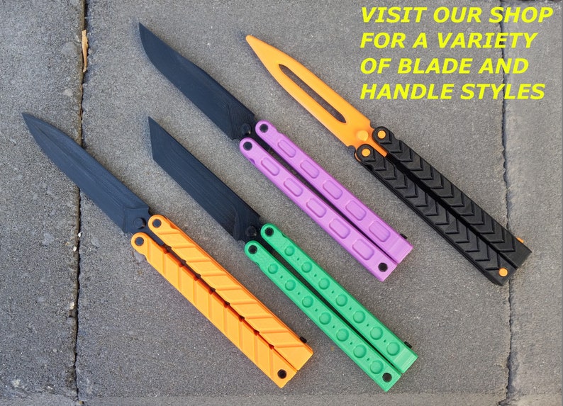 Puede incluir: Cuatro cuchillos mariposa diferentes con hojas negras y mangos coloridos. Los mangos son naranja, verde, morado y negro. VISITA NUESTRA TIENDA PARA UNA VARIEDAD DE ESTILOS DE HOJAS Y MANGO