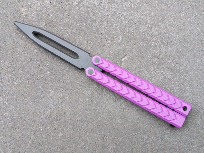 Puede incluir: Un cuchillo mariposa morado con una hoja negra. El mango tiene un patr&oacute;n texturizado.