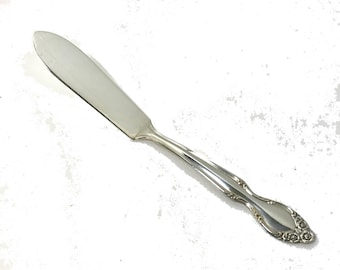 Butter Knife for the BASQUE ROSE Pattern by Wm Rogers MFG.Co silver plate silverware. Good Condition. Vintage 1955.