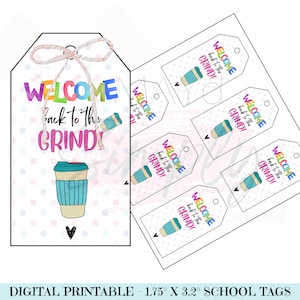 Puede incluir: Etiquetas escolares imprimibles con un diseño de taza de café y el texto "¡Bienvenido de vuelta a la rutina!" en colores arcoíris. Las etiquetas miden 1,75 pulgadas por 3,2 pulgadas.