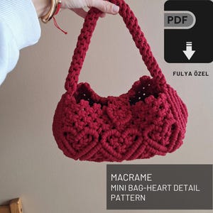 以下が含まれることがあります： ハートのディテールパターンが付いた赤いマクラメミニバッグ。PDFダウンロード可能。