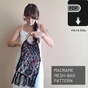 May include: A woman holds a black macrame mesh bag with wooden handles and brown beads. The bag has fringe details. The image includes the text "MACRAME MESH-BAG PATTERN" and "FULYA ÖZEL".