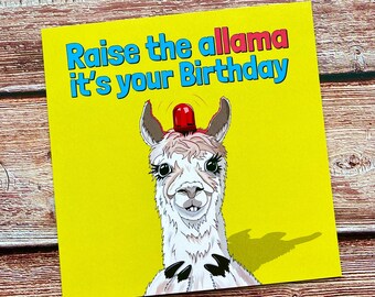 Puede incluir: Una tarjeta amarilla con el texto "Raise the llama it's your birthday" en azul y rojo. Una llama blanca con una luz roja parpadeante en la cabeza está en la esquina inferior derecha de la tarjeta.