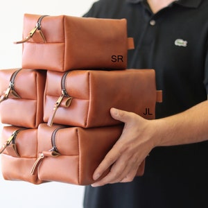 Groomsmen Gift Bag Personalized Toiletry Bag, Groomsman Gift Dopp Kit, Brown Leather Travel Bag, Wedding Gift for Him Groom, Travel Case Set
