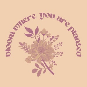 Peut inclure: Une illustration florale sur fond rose clair avec le texte "bloom where you are planted" en rose foncé.