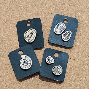 Fossil keychains and pin badges | Ammonite, Trilobite, Fern, Nautilus | Hardwood plywood