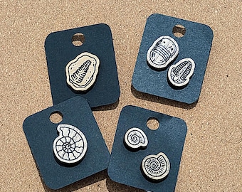 Fossile Schlüsselanhänger und Pins | Ammonit, Trilobit, Farn, Nautilus | Hartholz-Schichtholz