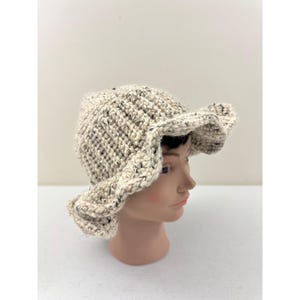 Gorro Pixie tipo cubo grueso con ala ondulada, tejido a crochet y hecho a mano.