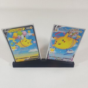 Supporto per carte doppio - 2 in 1 - Funziona con tutte le carte di dimensioni standard: Pokémon, MTG, Yu-Gi-Yoh, Topps, Match Attax e molto altro!