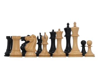 Op de afbeelding: Een verzameling schaakstukken in Staunton-stijl opgesteld in een rij, met afwisselend licht en donker hout. De set bevat een toren, paard, loper, dame, koning en pion in beide kleuren, allemaal afgewerkt met een glad en gepolijst oppervlak.