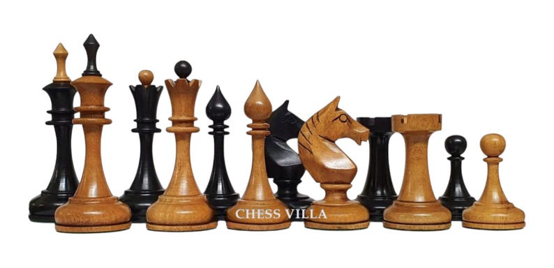 Op de afbeelding: Een verzameling houten schaakstukken in lichtbruin en zwart, waaronder koningen, koninginnen, lopers, paarden, torens en pionnen. De tekst CHESS VILLA is zichtbaar op de voet van een lichtbruin stuk. De stukken zijn in een rij opgesteld.