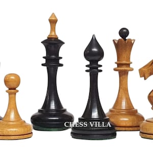 Op de afbeelding: Een verzameling van zes houten schaakstukken, waaronder een zwarte toren, een lichte pion, een zwarte koning met een lichte top, een zwarte loper, een lichte dame en een licht paard. De tekst CHESS VILLA is in het wit afgedrukt.