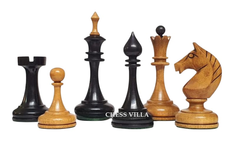 Op de afbeelding: Een verzameling van zes houten schaakstukken, waaronder een zwarte toren, een lichte pion, een zwarte koning met een lichte top, een zwarte loper, een lichte dame en een licht paard. De tekst CHESS VILLA is in het wit afgedrukt.