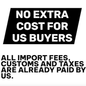 Op de afbeelding: Een zwarte rechthoekige afbeelding met witte tekst die luidt NO EXTRA COST FOR US BUYERS. Daaronder staat in witte tekst ALL IMPORT FEES, CUSTOMS AND TAXES ARE ALREADY PAID BY US. Het ontwerp maakt gebruik van een vetgedrukt, schreefloos lettertype.