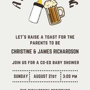 Op de afbeelding: Uitnodiging voor een babyshower met een babyfles en een bierpul, met de tekst "A Baby is Brewing". De uitnodiging bevat de namen van de ouders, datum, tijd en locatie.