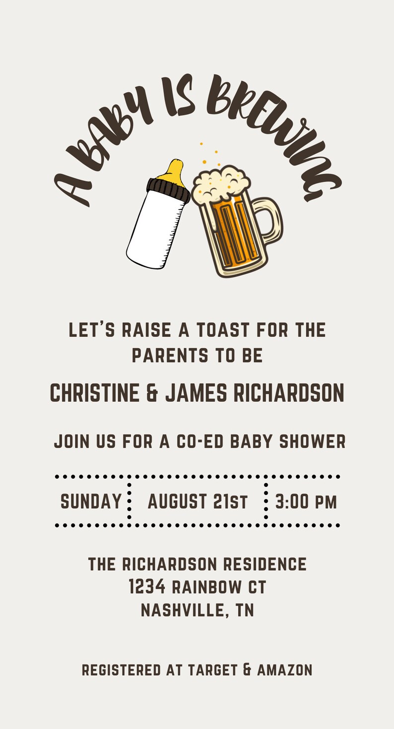 Op de afbeelding: Uitnodiging voor een babyshower met een babyfles en een bierpul, met de tekst "A Baby is Brewing". De uitnodiging bevat de namen van de ouders, datum, tijd en locatie.