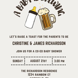 Op de afbeelding: Uitnodiging voor een babyshower met de tekst "A Baby Is Brewing" boven een babyfles en een bierpul. De uitnodiging bevat de namen van de ouders, datum, tijd en locatie: 21 augustus om 15:00 uur in Nashville, TN.