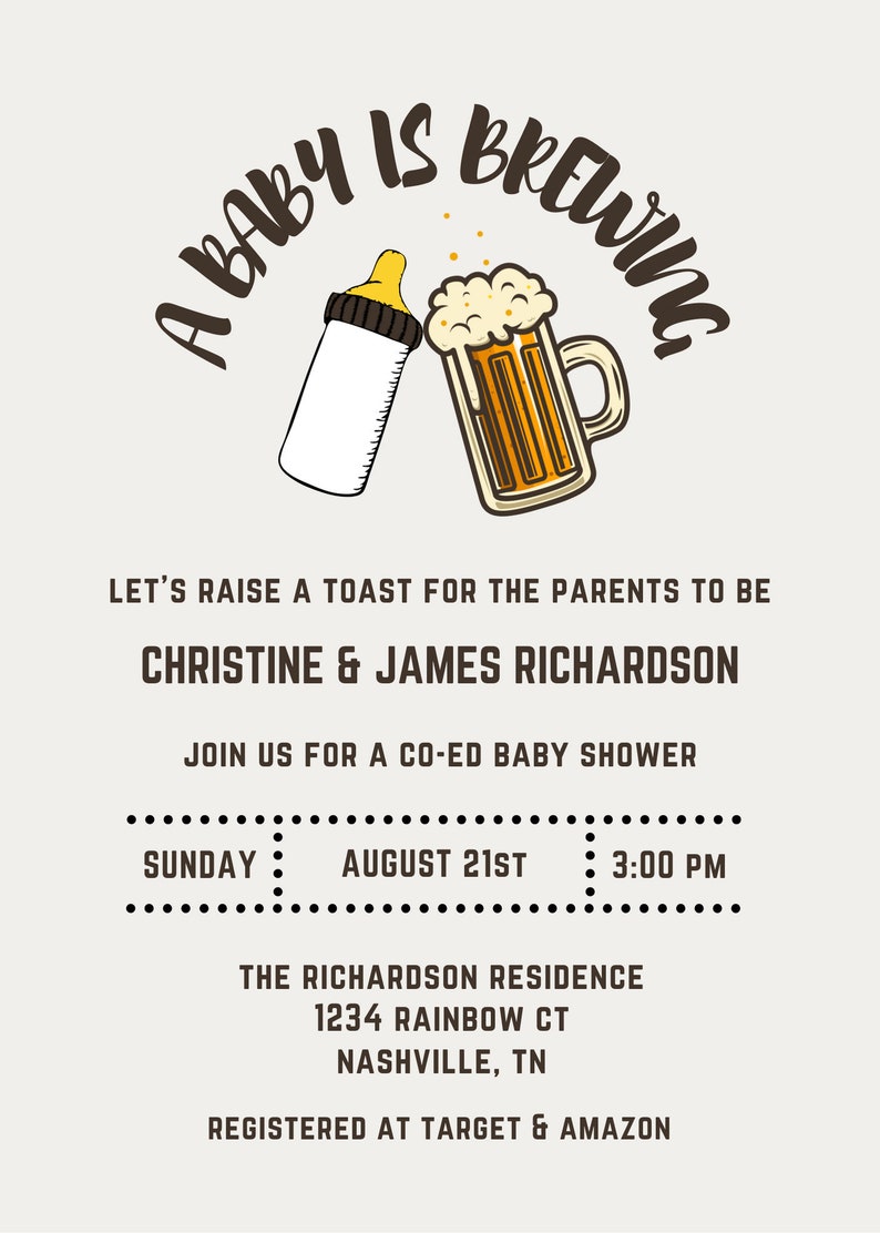 Op de afbeelding: Uitnodiging voor een babyshower met de tekst "A Baby Is Brewing" boven een babyfles en een bierpul. De uitnodiging bevat de namen van de ouders, datum, tijd en locatie: 21 augustus om 15:00 uur in Nashville, TN.