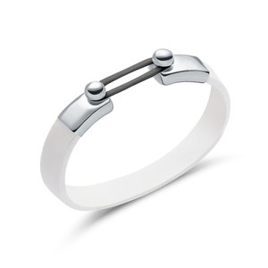 Puede incluir: Una pulsera de silicona blanca con un cierre plateado. El cierre presenta dos barras plateadas conectadas por una banda gris oscuro y dos esferas plateadas. Diseño sencillo y moderno.