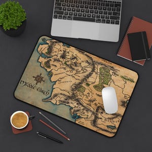 Herr der Ringe Mittelerde Karte Schreibtischmatte mit Tasche Dark Academia Fantasy Gandalf Frodo Legolas Aragorn Mousepad Arwen