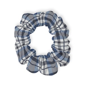Può includere: Un elastico per capelli a scrunchie a quadri blu e bianchi.