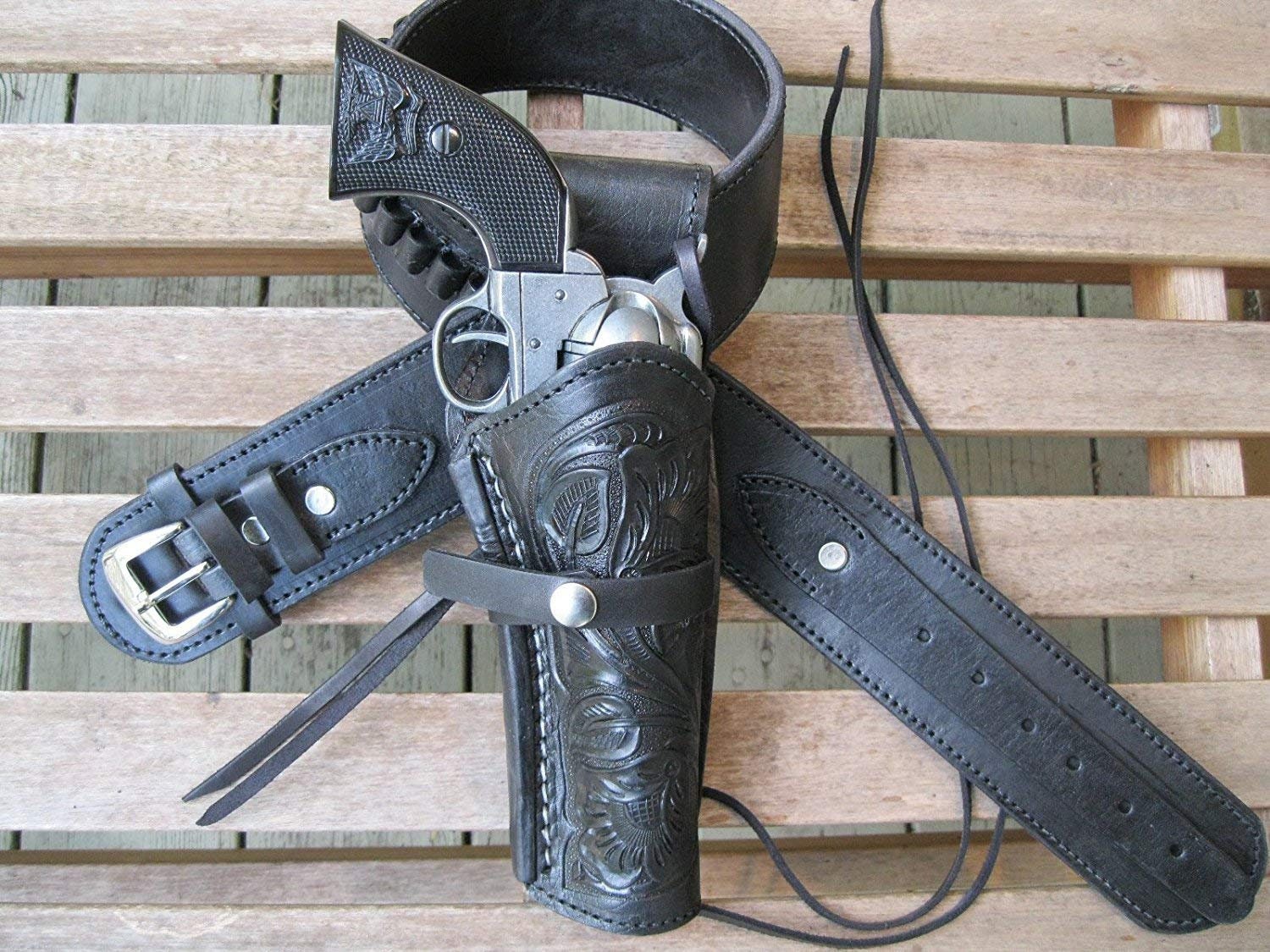 rafacampillos - Cinturón para calibre 44 y funda de revólver para colt.  Finished gunholster and cartridge belt cal. 44. #leather #western  #westerntack #gunholster#artesaniaencuero #pistoleras #canana  #cowboyshooting #cowboy #cinturones #cuero #armas