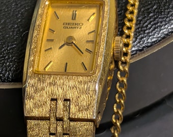 Vintage Seiko Quartz Ladies Gold Tone Watch 2E20-0720 Textured Bracelet Safety Chain Japan Running