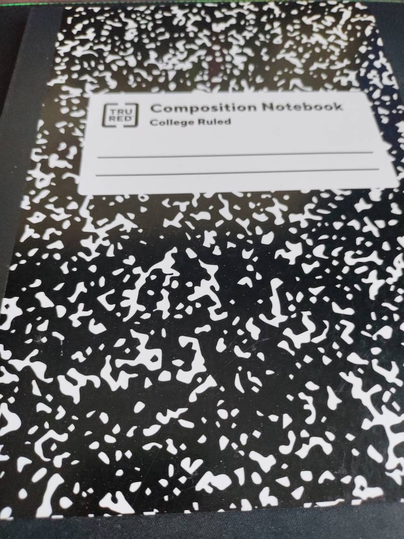 Op de afbeelding: Een zwart-wit compositie notitieboek met een gespikkeld patroon. Het notitieboek heeft de tekst "Composition Notebook" en "College Ruled" op een wit label. Het merklogo "TRU RED" is ook zichtbaar.