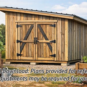 Puede incluir: Un cobertizo de madera con techo inclinado y puertas dobles. Las puertas tienen herrajes decorativos negros. El cobertizo es de madera marrón claro y se asienta sobre bloques de hormigón. El texto de la imagen dice: "Descarga digital: Planos proporcionados como referencia. Pueden ser necesarios ajustes menores para su construcción."
