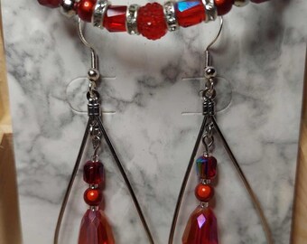 Zestaw biżuterii z czerwonymi koralikami: bransoletka i kolczyki w kształcie łezki