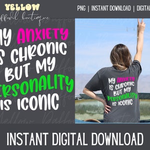 Puede incluir: Un diseño gráfico descargable digitalmente que presenta una camiseta negra con el texto "My anxiety is chronic but my personality is iconic" en letras rosa, blanca y verde.