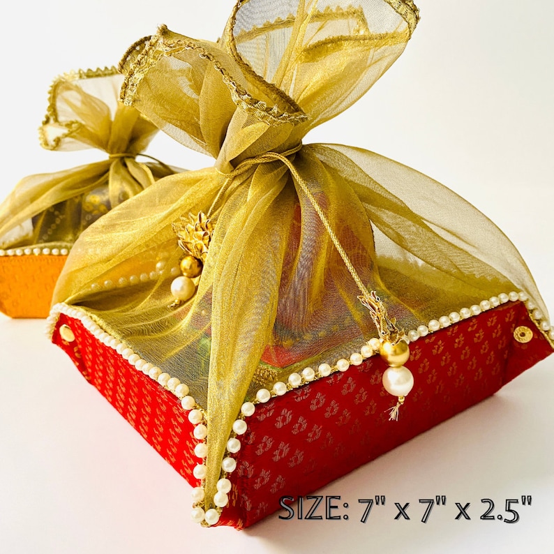Pu&ograve; includere: Una scatola regalo in velluto rosso con bordatura dorata e bianca, decorata con un tessuto trasparente dorato e perline. La scatola misura 17,8 cm per 17,8 cm per 6,4 cm. DIMENSIONE: 17,8 cm x 17,8 cm x 6,4 cm
