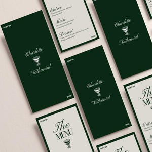 Może przedstawiać: Zestaw ciemnozielonych menu weselnych z białym tekstem. Menu zawierają imiona "Charlotte" i "Nathanial", datę "Sept 26" oraz dekoracyjny kielich. Niektóre menu wyświetlają również "The Menu" i listę dań.