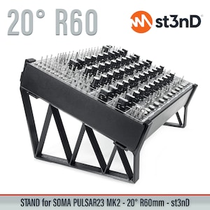 May include: Black stand for a synthesizer, angled at 20 degrees, with a 60mm depth. The stand is made of metal and has a triangular design. The text "st3nD" is visible on the stand.