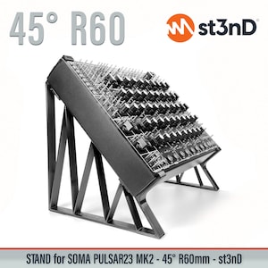 Peut inclure: Un support noir pour synthétiseur, incliné à 45 degrés, avec un rayon de 60 mm. Le support est en métal et a une base triangulaire. Le texte "st3nD" est visible sur le support. Le texte "STAND for SOMA PULSAR23 MK2 - 45° R60mm - st3nD" est visible en bas de l'image.