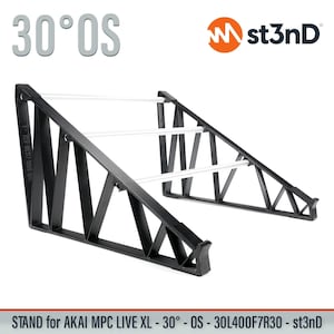 Puede incluir: Un soporte inclinado negro para Akai MPC Live XL con un marco triangular tipo celosía y tres barras de soporte horizontales blancas. El texto 30° OS y el logo st3nD son visibles arriba, con el nombre del producto impreso en la parte inferior.