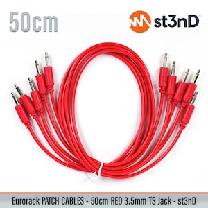 Könnte beinhalten: Ein Set roter Eurorack-Patchkabel mit 3,5-mm-TS-Klinkensteckern, jeweils 50 cm lang. Das Bild enthält den Text 50cm und das st3nD-Logo sowie den Text Eurorack PATCH CABLES - 50cm RED 3.5mm TS Jack - st3nD am unteren Rand.