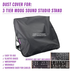 以下が含まれることがあります： 3段式のMoogサウンドスタジオスタンド用の黒い防塵カバー。カバーは伸縮性のある縁取りで、防水、洗濯可能、ケーブル用の狭くなった背面があります。「外観の例。（製品の比率は異なる場合があります）」と「デバイスは含まれていません！」が画像に印刷されています。