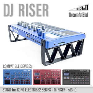 Könnte beinhalten: Ein schwarzer Ständer für einen blauen Korg Electribe 2 Sampler. Der Ständer ist dreieckig geformt und hat den Text "st3nD" an der Seite. Der Ständer ist kompatibel mit der Korg Electribe 2 Serie.