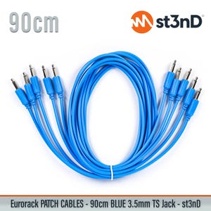 Könnte beinhalten: Ein Set aus blauen 90cm Eurorack-Patchkabeln mit 3,5mm TS-Klinkensteckern. Die Kabel sind aufgewickelt und zeigen das st3nD-Markenlogo. Der Text 90cm ist oben links sichtbar, und der Text Eurorack PATCH CABLES - 90cm BLUE 3.5mm TS Jack - st3nD steht unten.