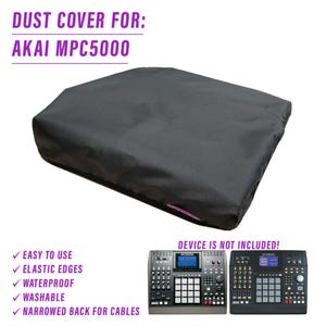 Puede incluir: Funda antipolvo negra para un centro de producción musical Akai MPC5000. La funda es fácil de usar, tiene bordes elásticos, es impermeable, lavable y tiene la parte trasera estrecha para cables. El texto "DUST COVER FOR: AKAI MPC5000" está impreso.