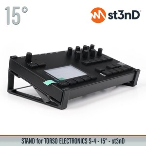 Pode incluir: Dispositivo preto de produção de música eletrónica com vários botões e um ecrã. O dispositivo está inclinado sobre um suporte, com o texto "STAND for TORSO ELECTRONICS S-4 - 15° - st3nD" na parte inferior. O logótipo st3nD é visível.