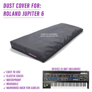 Puede incluir: Funda antipolvo negra para un sintetizador Roland Jupiter 6. La funda tiene bordes elásticos y una parte posterior estrecha para cables. "EASY TO USE", "ELASTIC EDGES", "WATERPROOF", "WASHABLE", "NARROWED BACK FOR CABLES" y "DEVICE IS NOT INCLUDED!" están escritos en blanco sobre un fondo morado.