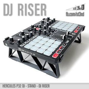 Könnte beinhalten: Ein schwarzer DJ-Ständer mit dreieckigem Sockel, der für die Erhöhung eines Hercules P32 DJ-Controllers konzipiert ist. Der Ständer besteht aus robustem schwarzem Kunststoff und hat ein elegantes, modernes Design. Der Controller ist auf dem Ständer sichtbar und zeigt sein schwarz-rotes Farbschema und verschiedene Knöpfe und Drehregler.