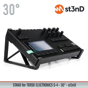 Pode incluir: Suporte preto para Torso Electronics S-4, inclinado a 30 graus. O suporte apresenta um design retangular com vários botões e botões, e um ecrã central. O logótipo st3nD é visível no canto superior direito. O texto "STAND for TORSO ELECTRONICS S-4 - 30° - st3nD" está na parte inferior.