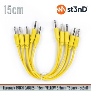 Può includere: Un set di cavi patch Eurorack gialli da 15 cm con jack TS da 3,5 mm, caratterizzati dal logo st3nD. I cavi sono raggruppati, ciascuno con un alloggiamento del connettore giallo brillante e una punta metallica, progettati per sintetizzatori.