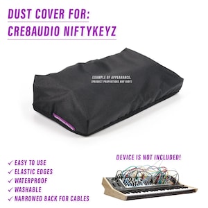 Könnte beinhalten: Schwarze Staubschutzhülle für ein CRE8AUDIO NIFTYKEYZ Keyboard. Die Hülle hat elastische Kanten, ist wasserdicht und waschbar. Der Text auf der Hülle lautet "DUST COVER FOR: CRE8AUDIO NIFTYKEYZ". Der Text besagt "DEVICE IS NOT INCLUDED!"