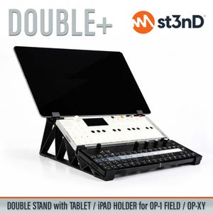 Könnte beinhalten: Schwarz-weißer Doppelständer mit Tablet-/iPad-Halterung für OP-1 FIELD / OP-XY. Der Ständer hat einen schwarzen Rahmen und hält ein schwarzes Tablet. Die Texte "DOUBLE+" und "st3nD" sind sichtbar.